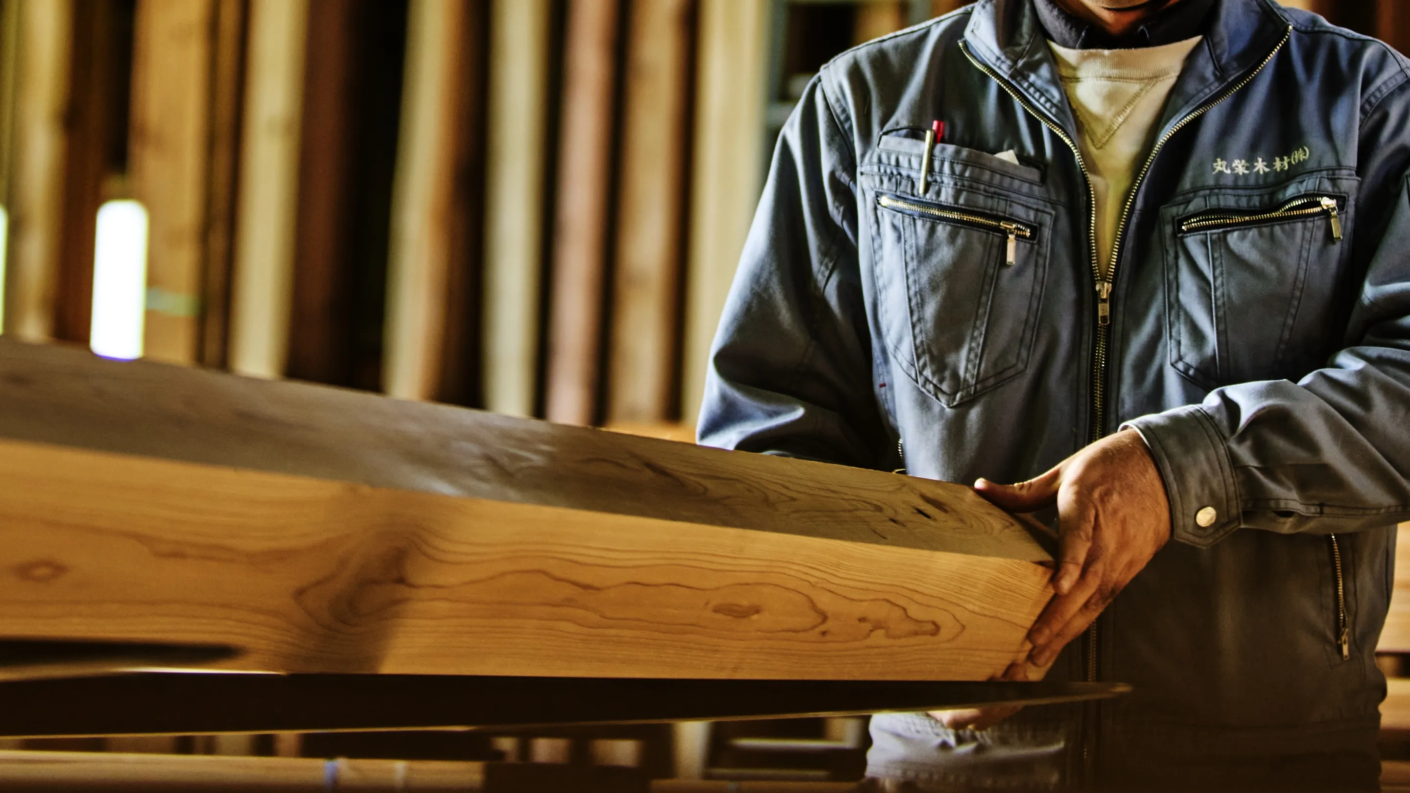 三重県津市の丸栄木材。地域工務店・建設業者の用途に合った木材を製材。