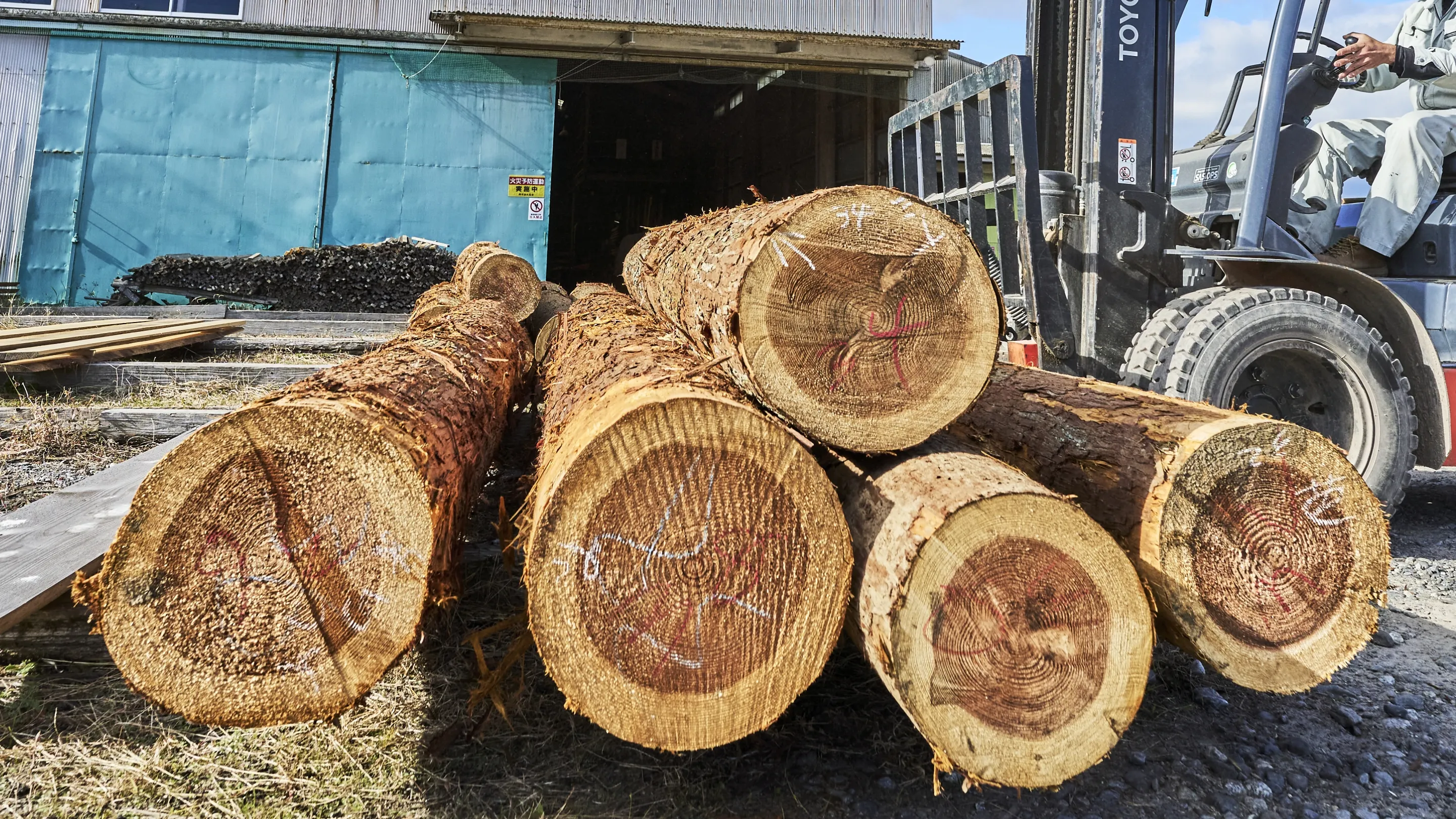 三重県津市の丸栄木材。地域工務店・建設業者の用途に合った木材を製材。